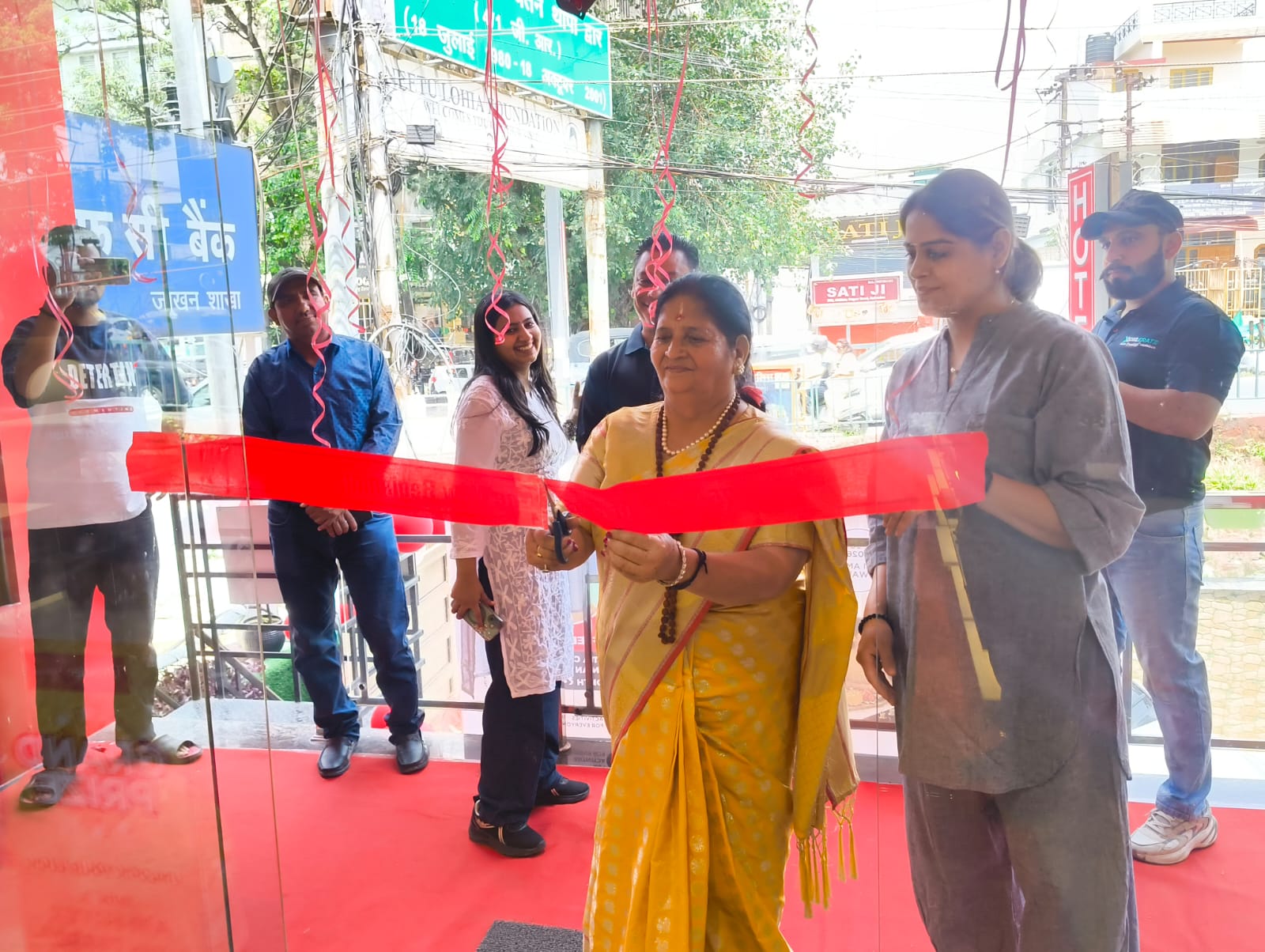 "आकर्षक ऑफर्स, उपहार और पारिवारिक मनोरंजन गतिविधियों के साथ ग्रैंड ओपनिंग समारोह" का सफल आयोजन