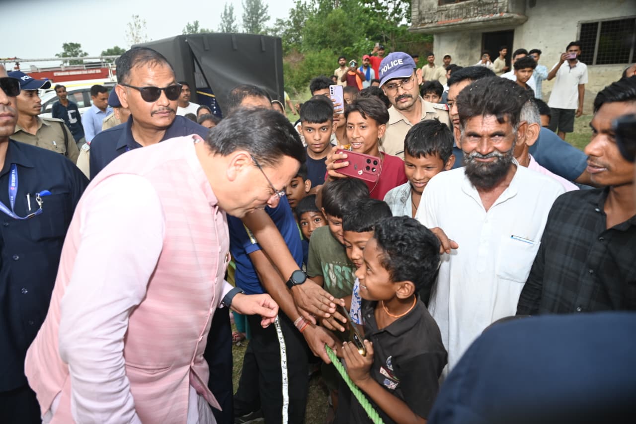 मुख्यमंत्री पुष्कर सिंह धामी को अपने बीच पाकर बच्चे हुए उत्साहित, जमकर खिंचवाईं तस्वीरें
