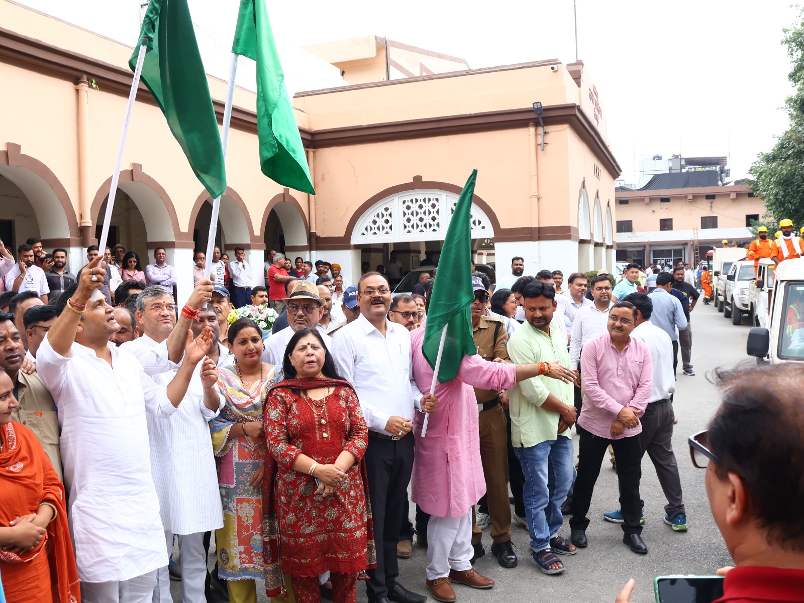 #DehradunMunicipalCorporation #DehradunQRT #UttarakhandNews #SmartCityDehradun #EmergencyServices #SwachhBharat