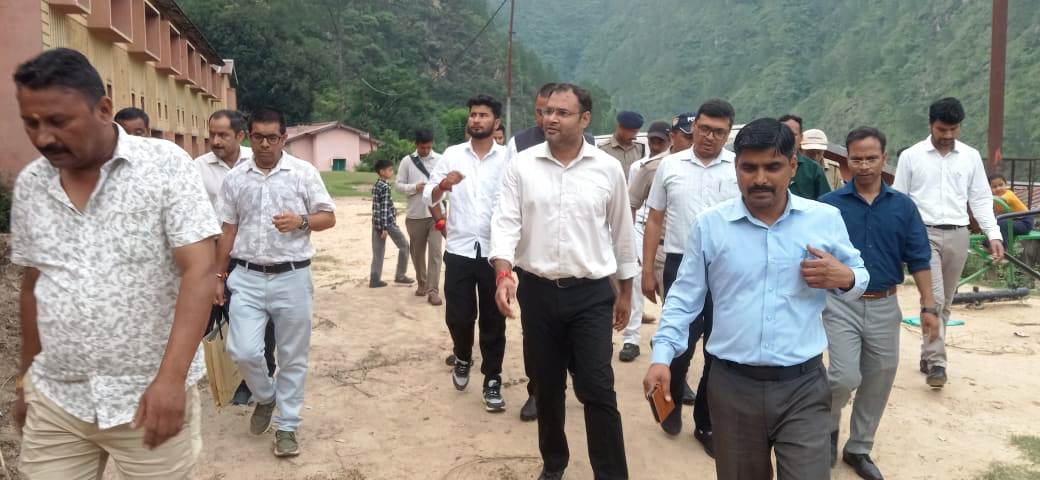 नारायणबगड़ में अतिवृष्टि प्रभावित क्षेत्रों का जिलाधिकारी गौरव कुमार ने किया स्थलीय निरीक्षण
