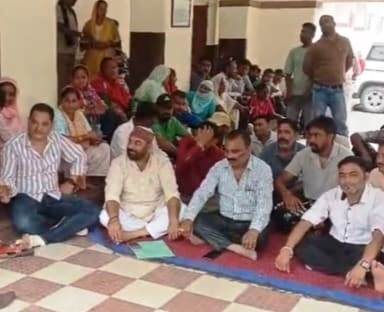 देहरादून: नगर निगम सफाई कर्मचारियों का आक्रोश, 3 दिवसीय धरने के बाद सचिवालय घेराव की चेतावनी