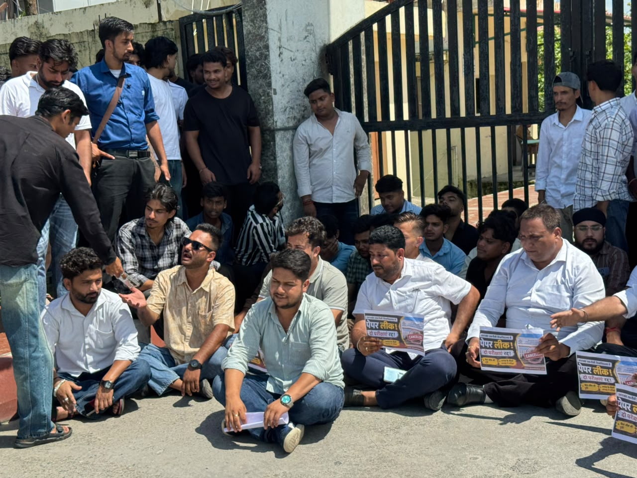 उत्तराखंड प्रौद्योगिकी विश्वविद्यालय में पेपर लीक के विरोध में प्रदर्शन एवं ज्ञापन