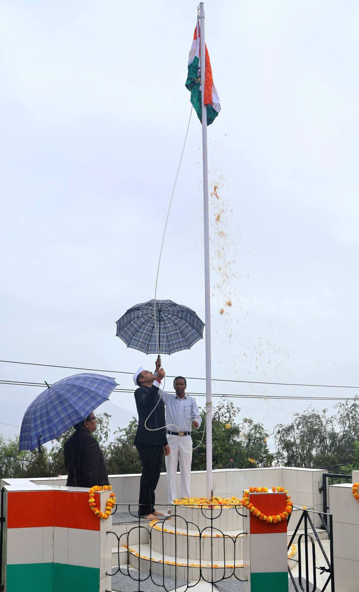 स्वतंत्रता दिवस पर कलेक्ट्रेट परिसर में ध्वजारोहण, तिरंगे के साथ शहीदों को श्रद्धांजलि