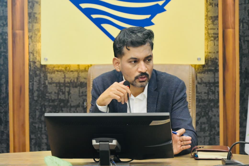 सीएम हेल्पलाइन की लंबित शिकायतों का प्राथमिकता से करें निस्तारणः जिलाधिकारी
