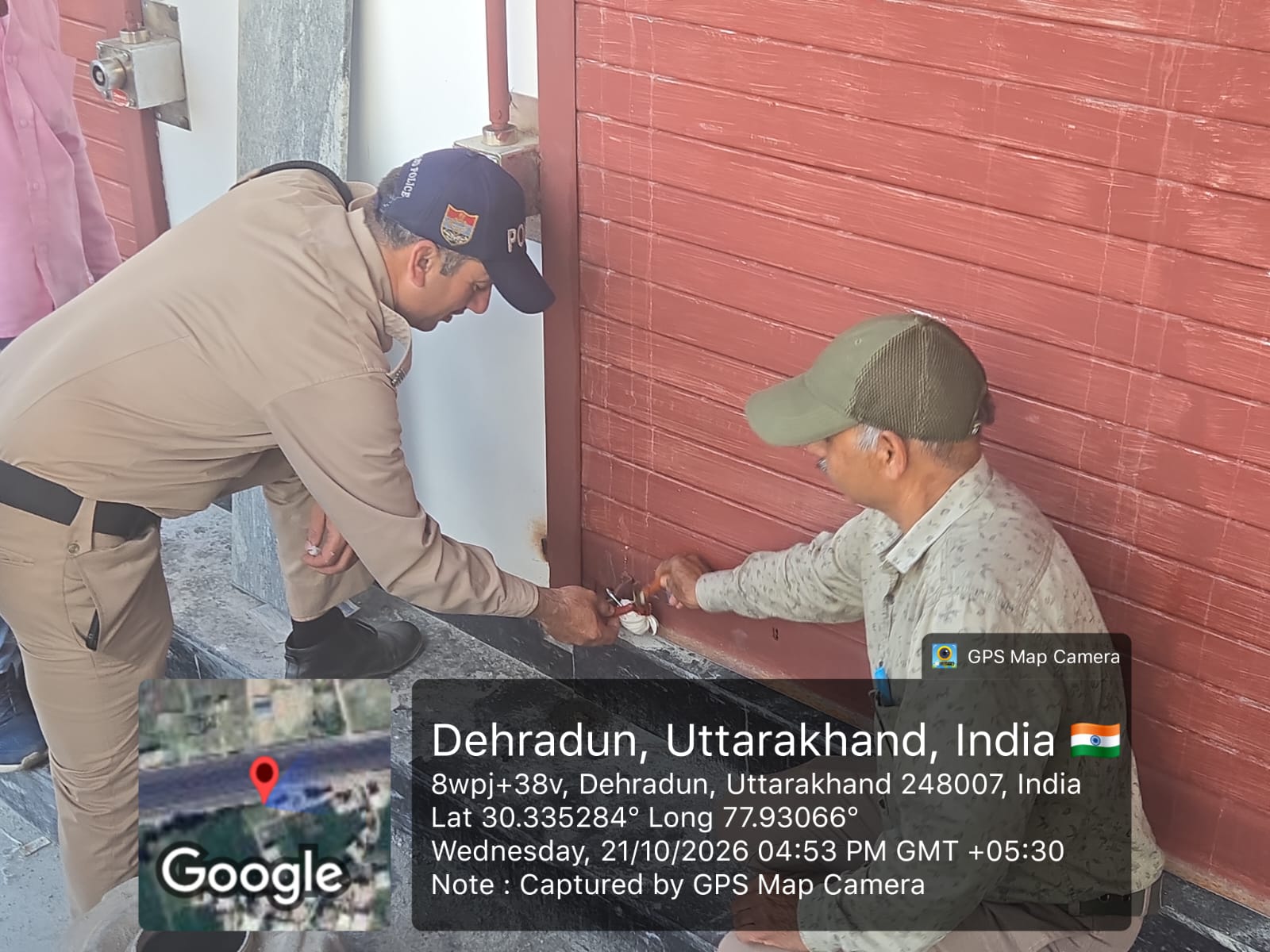 एमडीडीए का बड़ा एक्शन- पांच जगह सीलिंग, आवासीय कॉलोनियों में अवैध कारोबार पर चला डंडा सुप्रीम कोर्ट के आदेशों के अनुपालन में प्राधिकरण की सख्ती, बिना नक्शे दुकानें बनाने और भवनों का उपयोग बदलने वालों पर कार्रवाई बीएसएनके न्यूज / देहरादून डेस्क। राजधानी देहरादून में आवासीय कॉलोनियों के भीतर व्यावसायिक गतिविधियां संचालित करने और भवन निर्माण के नियमों को ताक पर रखने वालों के खिलाफ मसूरी देहरादून विकास प्राधिकरण (एमडीडीए) ने सख्त रुख अपना लिया है। आवासीय परिसरों को व्यावसायिक प्रतिष्ठानों में बदलने, बिना स्वीकृत मानचित्र के दुकानें बनाने और स्वीकृत नक्शे से इतर निर्माण करने वालों पर अब सीलिंग की कार्रवाई की जा रही है। इसी क्रम में प्राधिकरण की प्रवर्तन टीम ने शहर के अलग-अलग क्षेत्रों में अभियान चलाते हुए पांच मामलों में सीलिंग की कार्रवाई की। इस कार्रवाई से उन भवन स्वामियों और संचालकों को स्पष्ट संदेश दिया गया है, जो निर्धारित भू-उपयोग और निर्माण संबंधी नियमों की अनदेखी कर रहे हैं। एमडीडीए ने यह कार्रवाई माननीय उच्चतम न्यायालय के आदेशों के अनुपालन में की है। प्राधिकरण का कहना है कि शहर में सुनियोजित विकास सुनिश्चित करने, आवासीय क्षेत्रों की मूल प्रकृति बनाए रखने और अनधिकृत निर्माणों पर अंकुश लगाने के लिए प्रवर्तन अभियान लगातार जारी रहेगा। आवासीय कॉलोनियों में कारोबार, बिना नक्शे निर्माण पर कार्रवाई एमडीडीए की कार्रवाई के दौरान इंजीनियर इन्क्लेव फेस-1 में तीन मामलों में सीलिंग की गई। वहीं, ईस्ट होप टाउन के लक्ष्मीपुर क्षेत्र और महिमा इन्क्लेव में भी नियमों के उल्लंघन से जुड़े मामलों पर कार्रवाई की गई। प्राधिकरण की टीम ने संबंधित परिसरों का निरीक्षण कर अनधिकृत निर्माण और व्यावसायिक गतिविधियों के विरुद्ध कार्रवाई की। इंजीनियर इन्क्लेव फेस-1 में तीन परिसरों पर सीलिंग प्रवर्तन अभियान के तहत इंजीनियर इन्क्लेव फेस-1 में सबसे अधिक तीन मामलों में कार्रवाई की गई। यहां आवासीय कॉलोनी के भीतर कृष्णा डेयरी के नाम से व्यावसायिक गतिविधियां संचालित की जा रही थीं। प्राधिकरण ने नियमों के उल्लंघन का मामला सामने आने पर संबंधित परिसर को सील कर दिया। इसी क्षेत्र में रोहित विशाल द्वारा भी आवासीय कॉलोनी के भीतर व्यावसायिक दुकान का संचालन किया जा रहा था। एमडीडीए की टीम ने इस मामले में भी कार्रवाई करते हुए परिसर को सील किया। प्राधिकरण की जांच में इसी क्षेत्र में एक अन्य आवासीय परिसर में बिना स्वीकृति परिवर्तन और परिवर्धन कर व्यावसायिक गतिविधियां संचालित किए जाने का मामला सामने आया। इस पर भी सीलिंग की कार्रवाई की गई।प्राधिकरण की इस कार्रवाई का उद्देश्य आवासीय क्षेत्रों में निर्धारित भू-उपयोग के विपरीत संचालित गतिविधियों पर अंकुश लगाना है। एमडीडीए ने स्पष्ट किया है कि आवासीय भवनों का व्यावसायिक उपयोग करने से पहले संबंधित नियमों और आवश्यक अनुमतियों का पालन करना अनिवार्य है। ईस्ट होप टाउन में बिना मानचित्र बनाई जा रहीं दुकानें अभियान के दौरान ईस्ट होप टाउन के लक्ष्मीपुर, प्रेमनगर क्षेत्र में भी कार्रवाई की गई। यहां मयूर द्वारा प्राधिकरण से मानचित्र स्वीकृत कराए बिना दो व्यावसायिक दुकानों का निर्माण किया जा रहा था। निर्माण को नियमों के विपरीत पाए जाने पर एमडीडीए की टीम ने मौके पर कार्रवाई करते हुए संबंधित निर्माण को सील कर दिया। प्राधिकरण की कार्रवाई उन लोगों के लिए चेतावनी है, जो आवश्यक स्वीकृति प्राप्त किए बिना व्यावसायिक निर्माण शुरू कर देते हैं। भवन निर्माण से पहले मानचित्र स्वीकृत कराना और निर्धारित मानकों का पालन करना जरूरी है। महिमा इन्क्लेव में हॉस्टल निर्माण सील एमडीडीए की टीम ने महिमा इन्क्लेव, लेन नंबर-2, केहरी गांव में भी कार्रवाई की। यहां कुन्दन सिंह द्वारा स्टिल्ट सहित तीन तलों पर हॉस्टल का निर्माण किया जा रहा था। प्राधिकरण के अनुसार, निर्माण में स्वीकृत मानचित्र से विचलन किया गया था और भवन के उपयोग में भी बदलाव किया गया था। नियमों के उल्लंघन को देखते हुए संबंधित निर्माण को सील कर दिया गया। प्राधिकरण का कहना है कि स्वीकृत मानचित्र के विपरीत निर्माण करना और भवन के उपयोग में अनधिकृत बदलाव करना नियमों का उल्लंघन है। ऐसे मामलों में नियमानुसार कार्रवाई की जाएगी। बंशीधर तिवारी बोले—नियमों के उल्लंघन पर होगी सख्ती एमडीडीए के उपाध्यक्ष बंशीधर तिवारी ने कहा कि प्राधिकरण क्षेत्र में अवैध निर्माण और भू-उपयोग संबंधी नियमों के उल्लंघन को गंभीरता से लिया जा रहा है। माननीय उच्चतम न्यायालय के आदेशों का अनुपालन सुनिश्चित करना प्राधिकरण की प्राथमिकता है। आवासीय कॉलोनियों में बिना अनुमति व्यावसायिक गतिविधियां संचालित करना, स्वीकृत मानचित्र के विपरीत निर्माण करना और भवनों के उपयोग में अनधिकृत बदलाव करना नियमों के विरुद्ध है। उन्होंने कहा कि ऐसे मामलों में किसी भी प्रकार की लापरवाही नहीं बरती जाएगी। प्राधिकरण की टीमें लगातार निगरानी कर रही हैं और शिकायतों तथा स्थलीय निरीक्षण के आधार पर नियमानुसार कार्रवाई की जाएगी। उन्होंने आमजन से अपील की कि भवन निर्माण से पहले आवश्यक स्वीकृतियां प्राप्त करें और निर्धारित मानकों का पालन करें, ताकि भविष्य में सीलिंग जैसी कार्रवाई की नौबत न आए। मोहन सिंह बर्निया ने दिए सख्त निर्देश एमडीडीए के सचिव मोहन सिंह बर्निया ने कहा कि प्राधिकरण क्षेत्र में अवैध निर्माणों और अनधिकृत व्यावसायिक गतिविधियों के विरुद्ध प्रवर्तन अभियान निरंतर जारी रहेगा। सभी भवन स्वामियों और संचालकों को स्वीकृत मानचित्र तथा निर्धारित भू-उपयोग के अनुरूप ही निर्माण और संचालन करना चाहिए। उन्होंने कहा कि नियमों का उल्लंघन पाए जाने पर संबंधित पक्ष के विरुद्ध नियमानुसार कार्रवाई की जाएगी। प्रवर्तन टीमों को क्षेत्र में लगातार निगरानी बनाए रखने के निर्देश दिए गए हैं। एमडीडीए की इस कार्रवाई से साफ है कि देहरादून में अनधिकृत निर्माण और आवासीय परिसरों के दुरुपयोग के मामलों पर प्राधिकरण का शिकंजा कस रहा है। आने वाले दिनों में भी नियमों के उल्लंघन के मामलों में कार्रवाई जारी रहने की संभावना है।